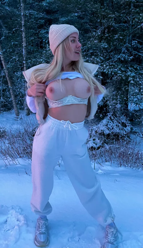 In my Winter wonderland 🥰 Would you like to rip my clothes off and creampie my pussy? Im sure it would warm me up 🥰