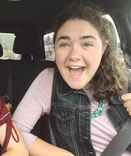 innocent face and open mouth having her just waiting on your load to cover her! Kik dajsit