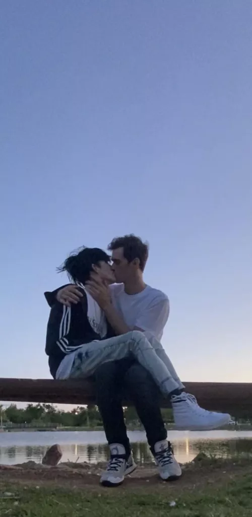 Innocent kisses at the park π