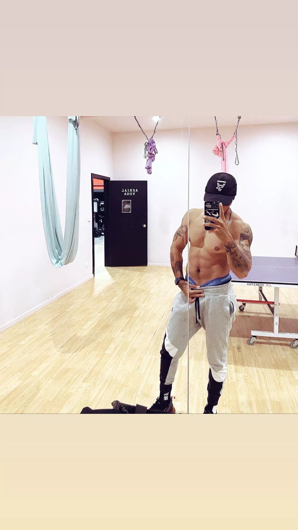 Instagram: _astronoir