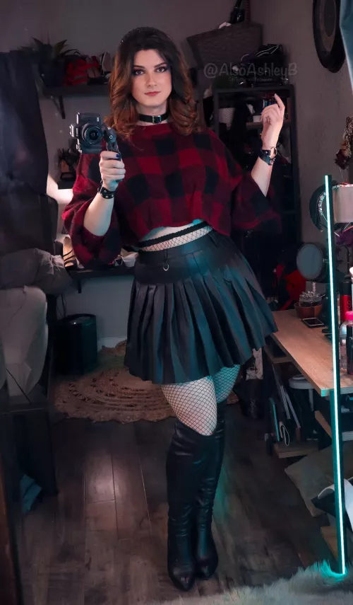 Is it bad I'm actually starting to fall in love with the TikTok Egirl aesthetic? 🖤