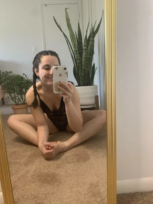 is this a good position for your footjob?🦶🏻