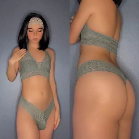 Isn’t my bulge just soooo kissable?