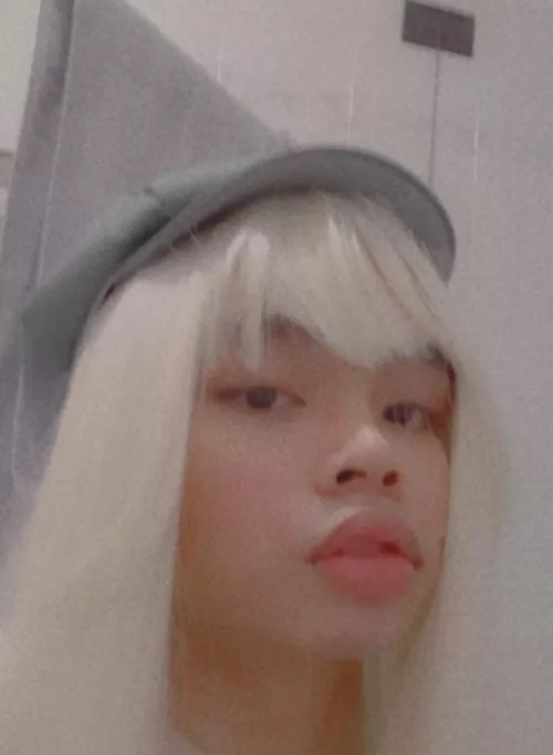 It needs some brushing but my blonde wig is here yayy😄