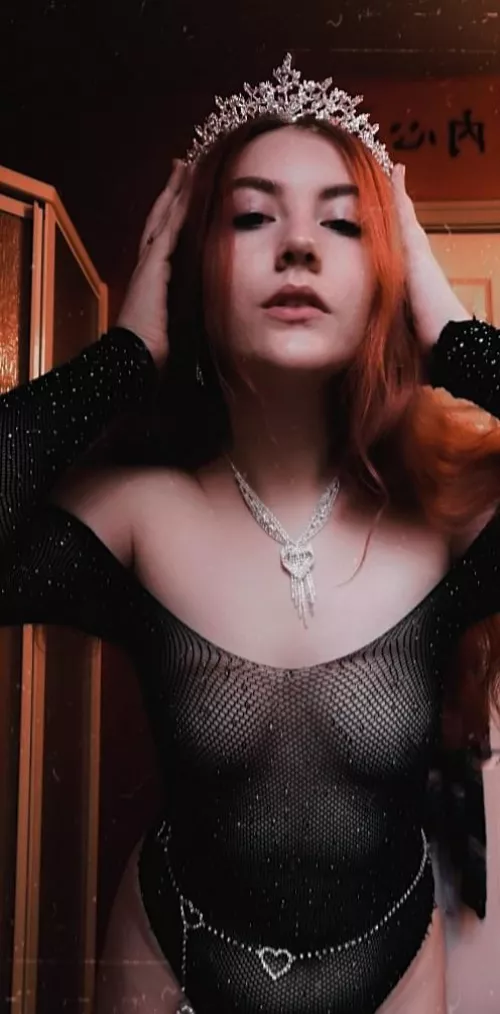 It's 40% off of my 5$ sub price right now β£οΈ I'd hop in while you can π those who sub and renew get my snapchat π I'm a FIESTY little redhead who loves rhinestones and kinks link below