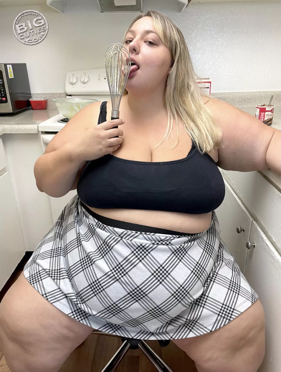 It’s been so long since I made my own cake; my arm was actually tired from mixing up the batter! I think I’ll stick to store bought from now on. ;) #cake #skirt #batter #fat #ssbbw #feedee (follow my backup, LisaLouSSBBW before I delete this account!