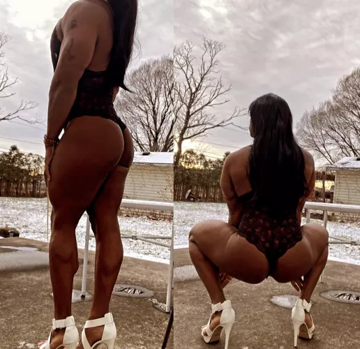It’s cold out but my warm ass will warm you up 🍑🍑
