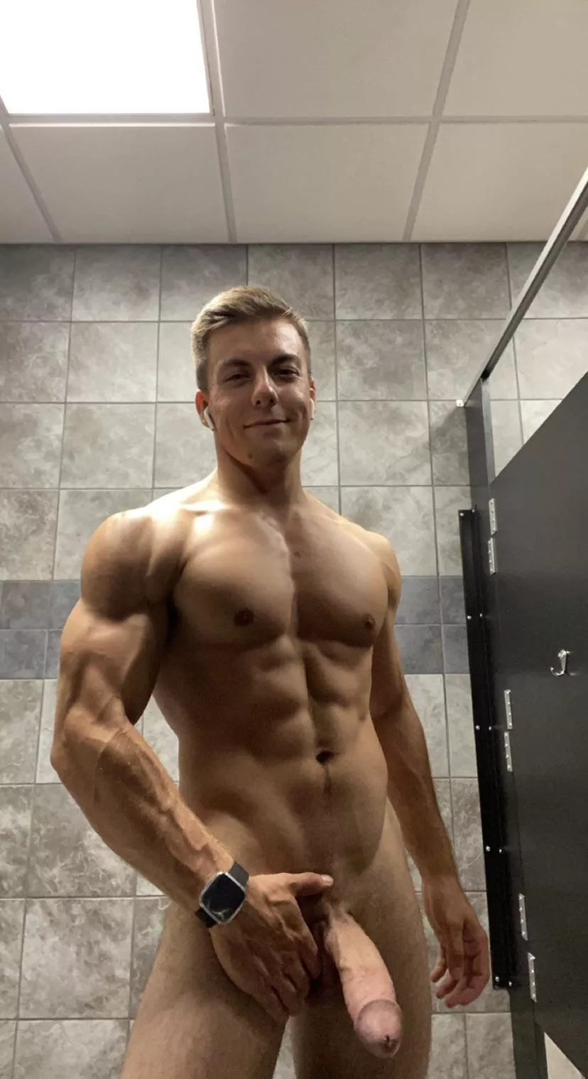 It's easy to see why he's smiling. [Not OC]