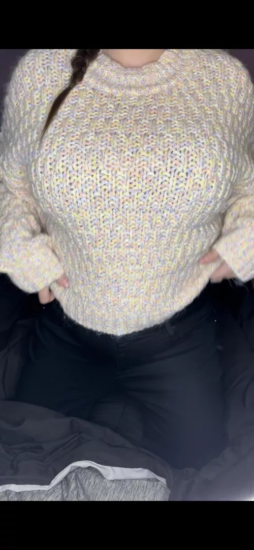 It’s finally sweater weather 😈