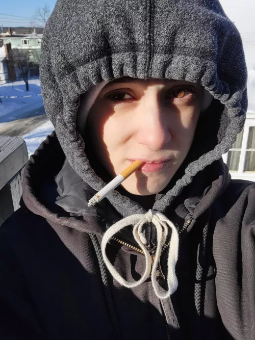 It's fucking cold yall. 4° F here! The things I do for a smoke 🚬😅🥶🥶🥶🥶🥶