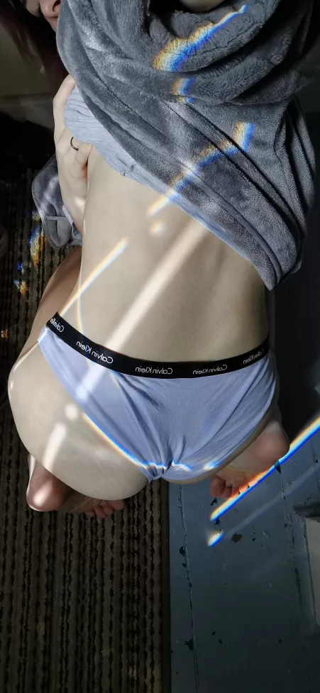 It's golden hour! Do you know what that means? You have to fuck my smooth little pussy in the sunshine ☀️