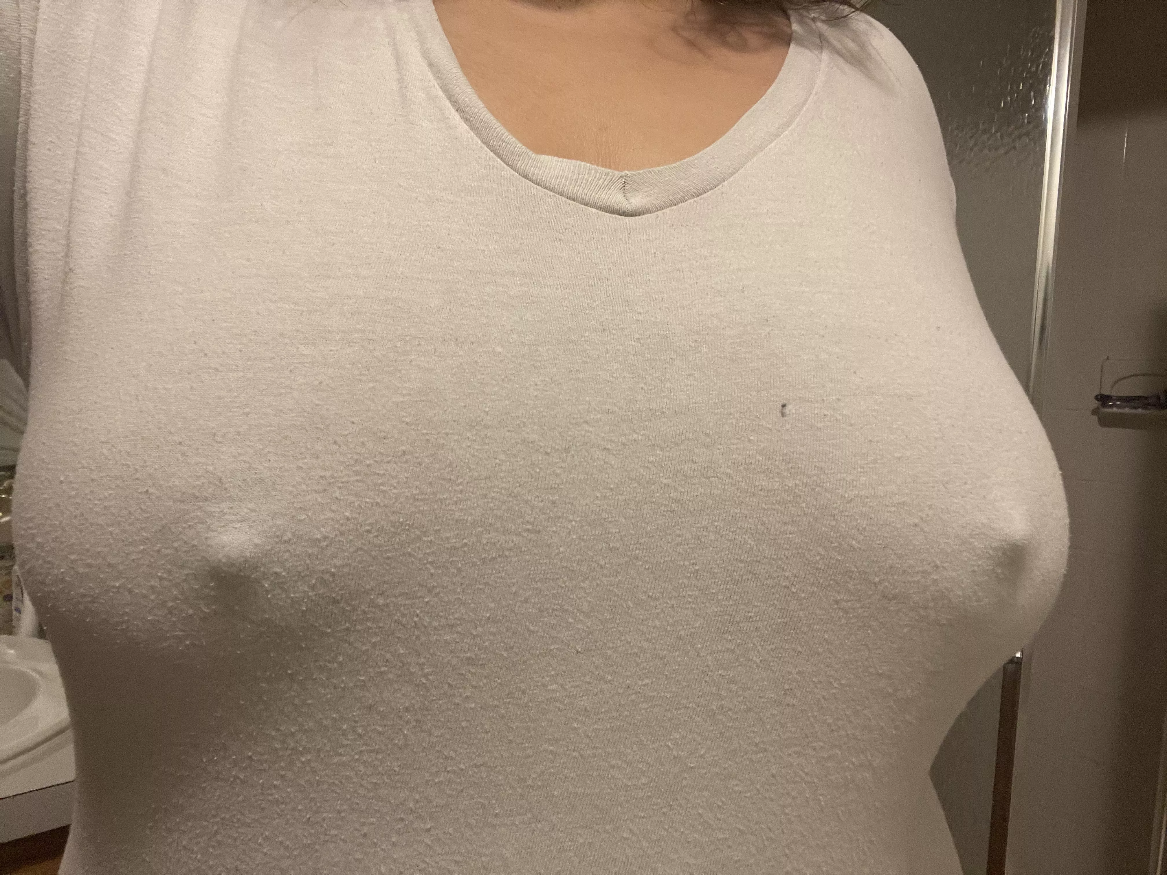 It’s Monday Lovers😘 White tee to start the week 😉