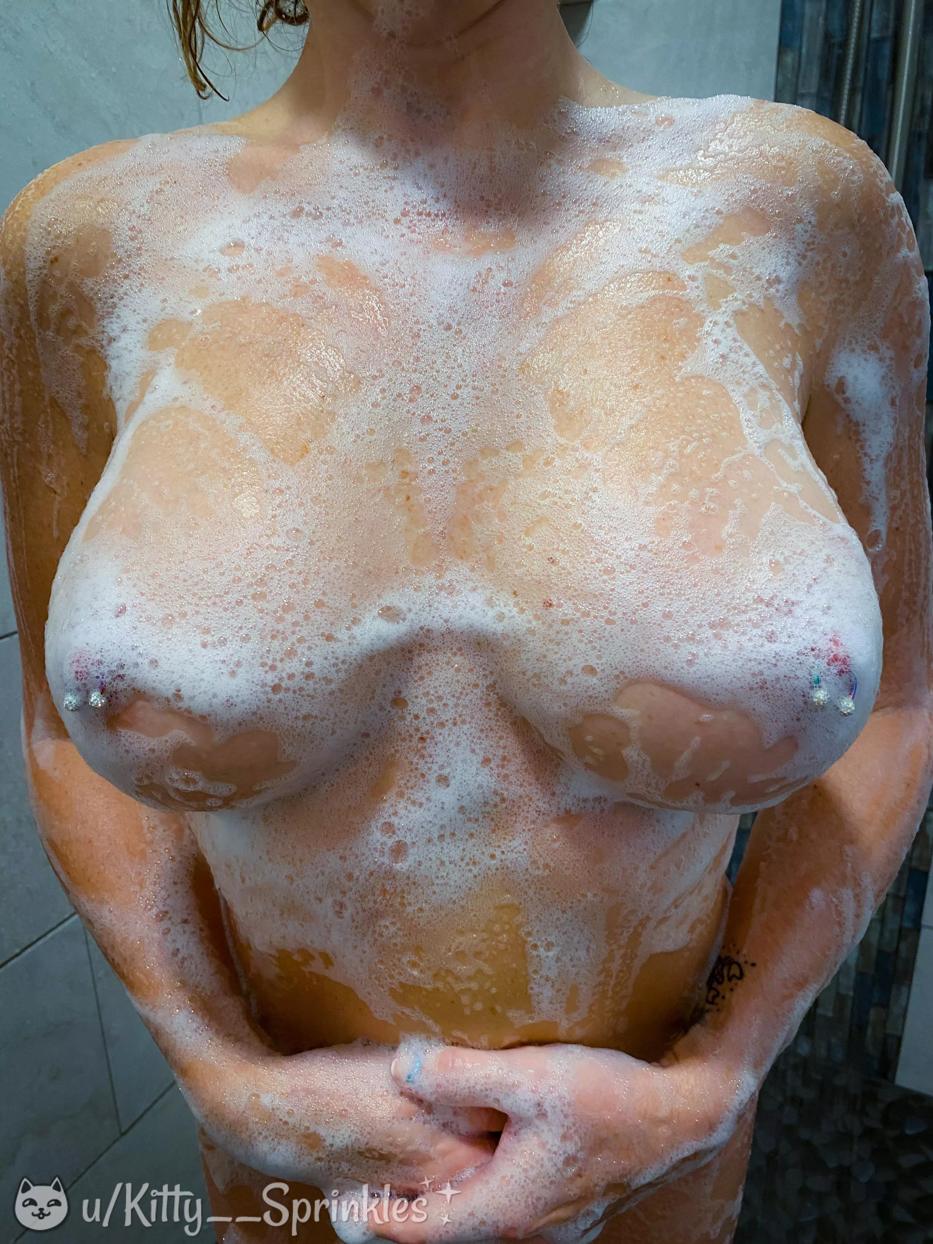 It’s Sudsy Sunday! Anyone wanna help me suds them up more? (=^•^=) [f]