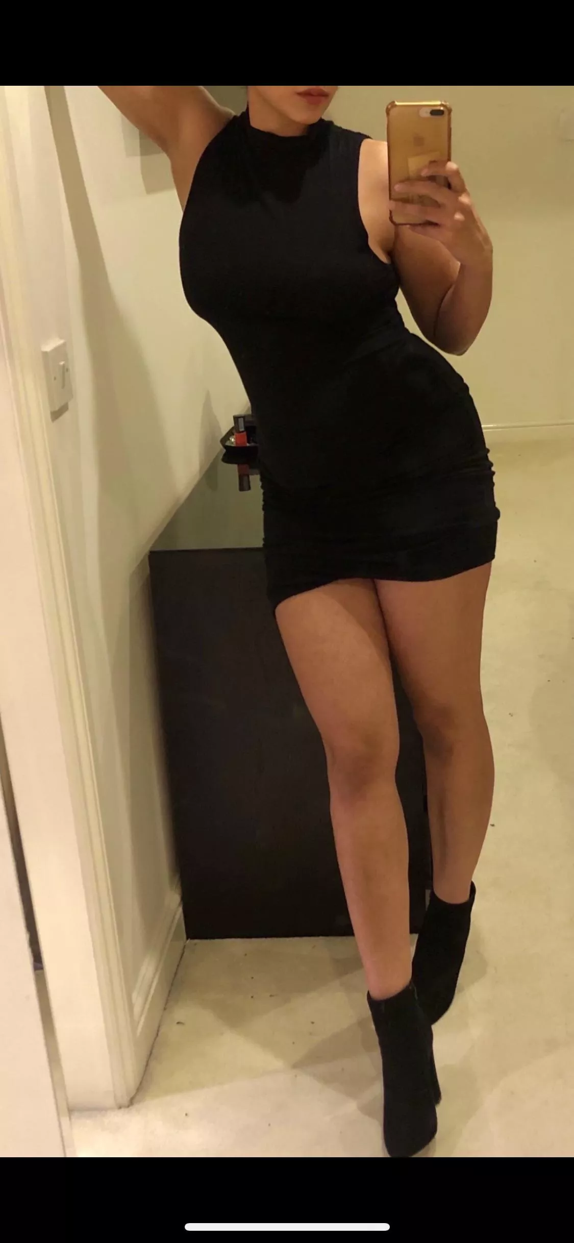 It's the weekend and I'm going out tonight with no bra on because I want you to look...😉😈 It's the weekend and I'm going out tonight with no bra on because I want you to look...😉😈