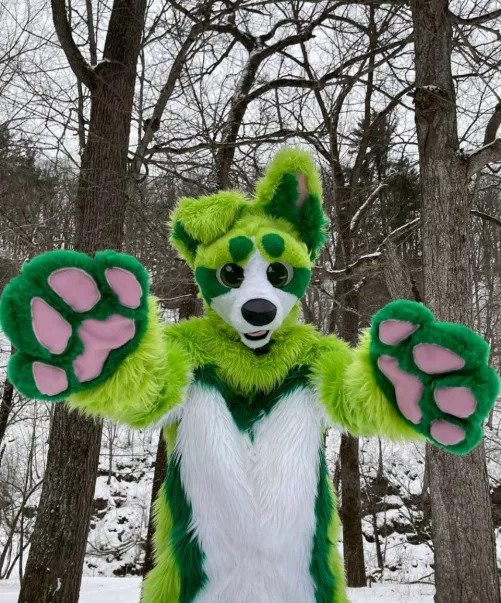 it's time for Fursuit Friday hugs!