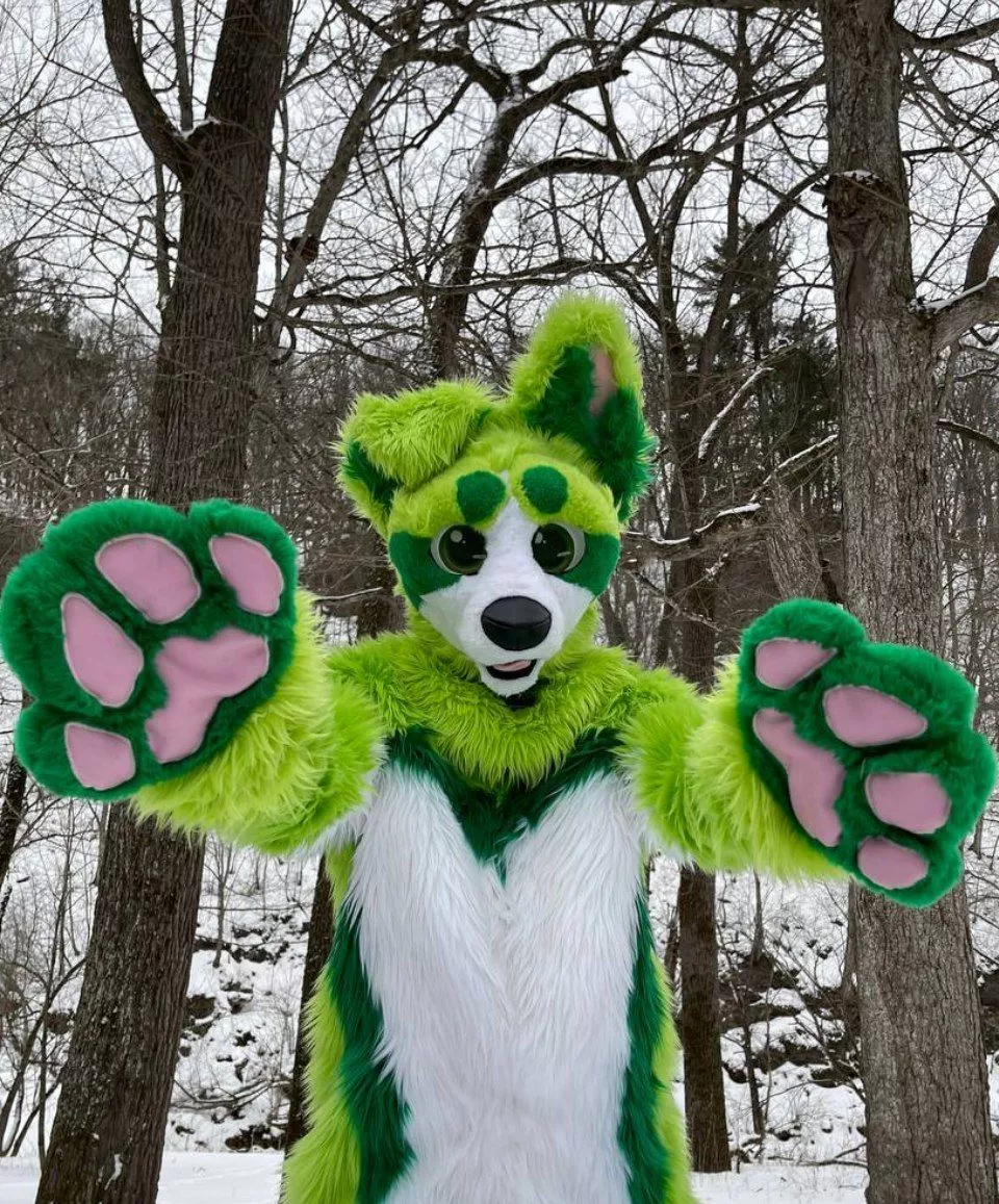 it's time for Fursuit Friday hugs!