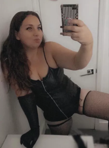 Itβs time to bully some simps in my favorite leather outfit. Who wants to play β οΈ