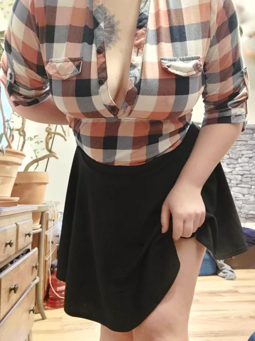 It's your favorite shy girl โฃ Come follow my mild OF. Super cute content, nerdy content, and more! Custom content ON SALE at 20% off until Valentines Day! ๐โค๐ฉ๐น
