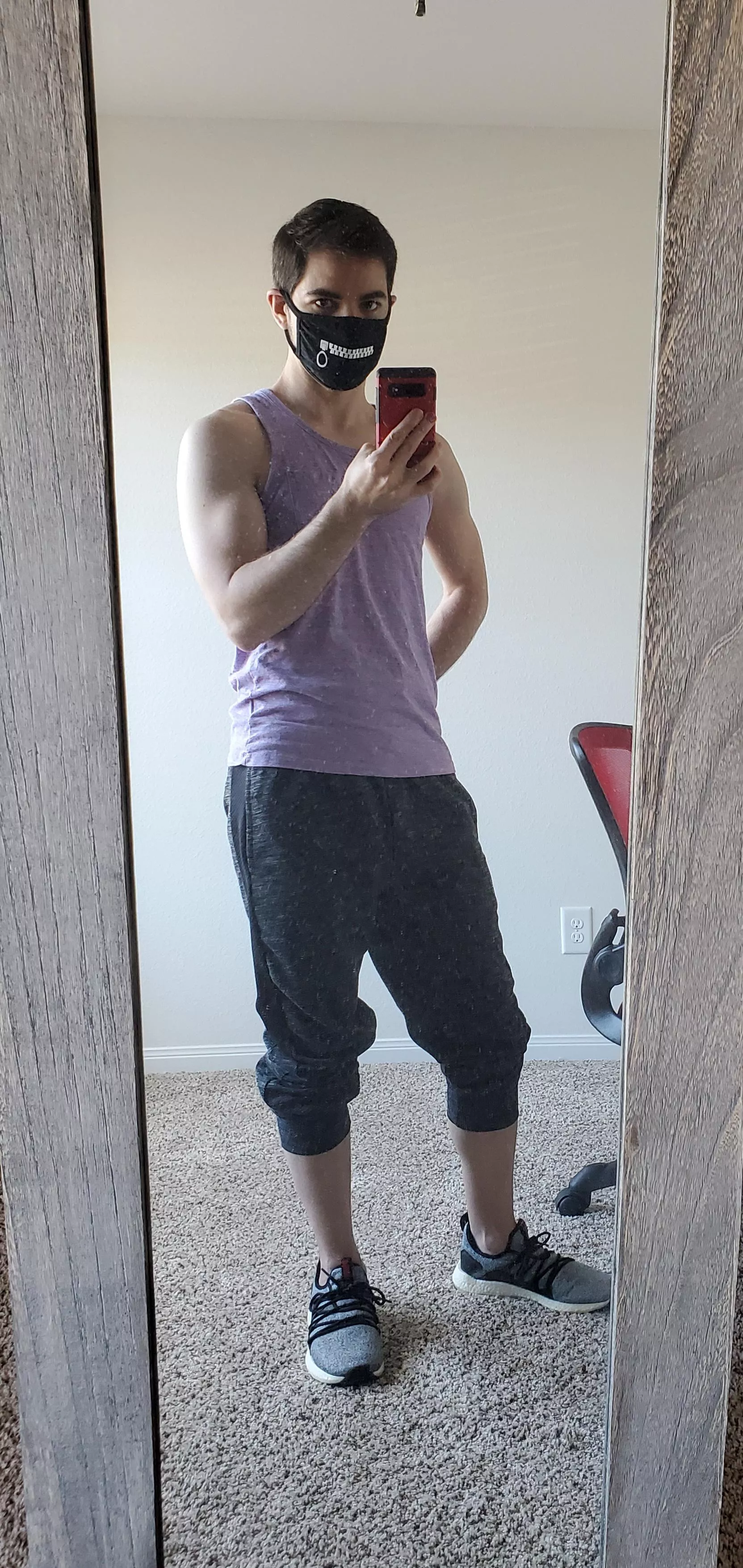 I've always liked the capri look. Heading out to a new food hall - gotta look cute while I stuff myself 🌭🌽🍢