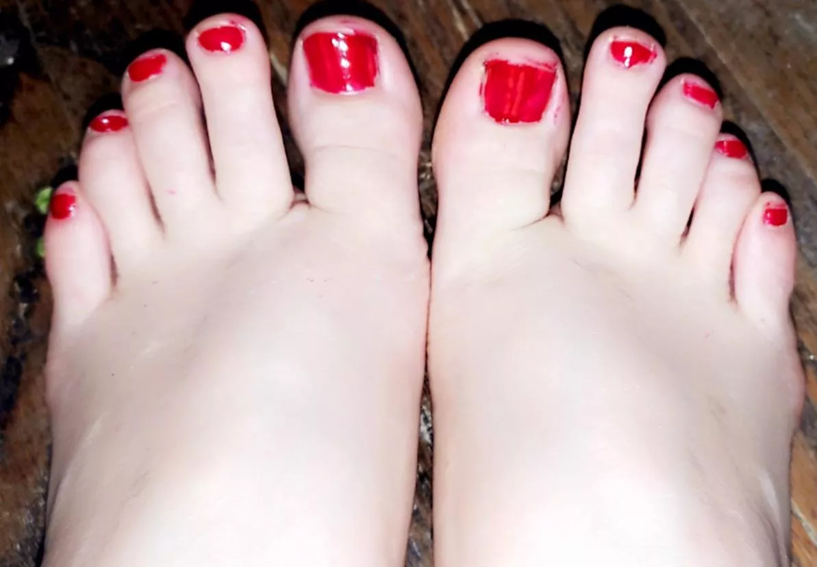 I've never been good at painting my own toes but at least I have cute feet, right? 🥺