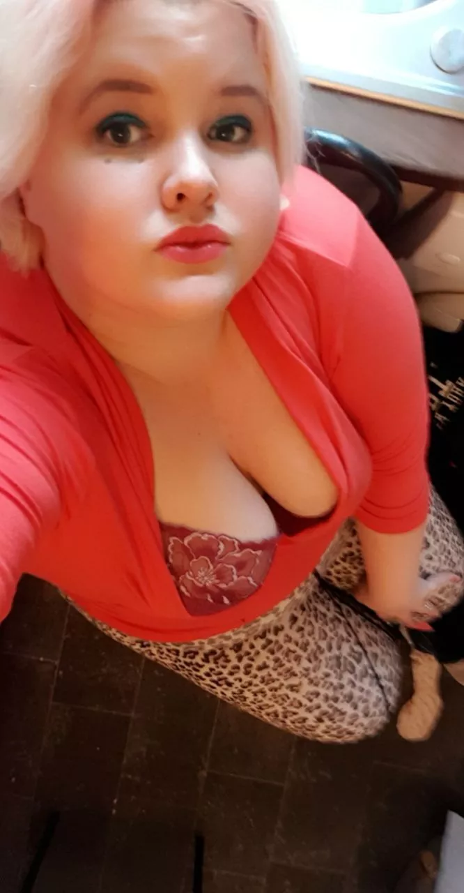 Joanna is my name, I'm a FAT, adult-content creator. I have over one thousand pics&vids over on my OF! I am open&kinky minded.. love for Masterbation and tom foolery!! fortyfivepercentoff!!!