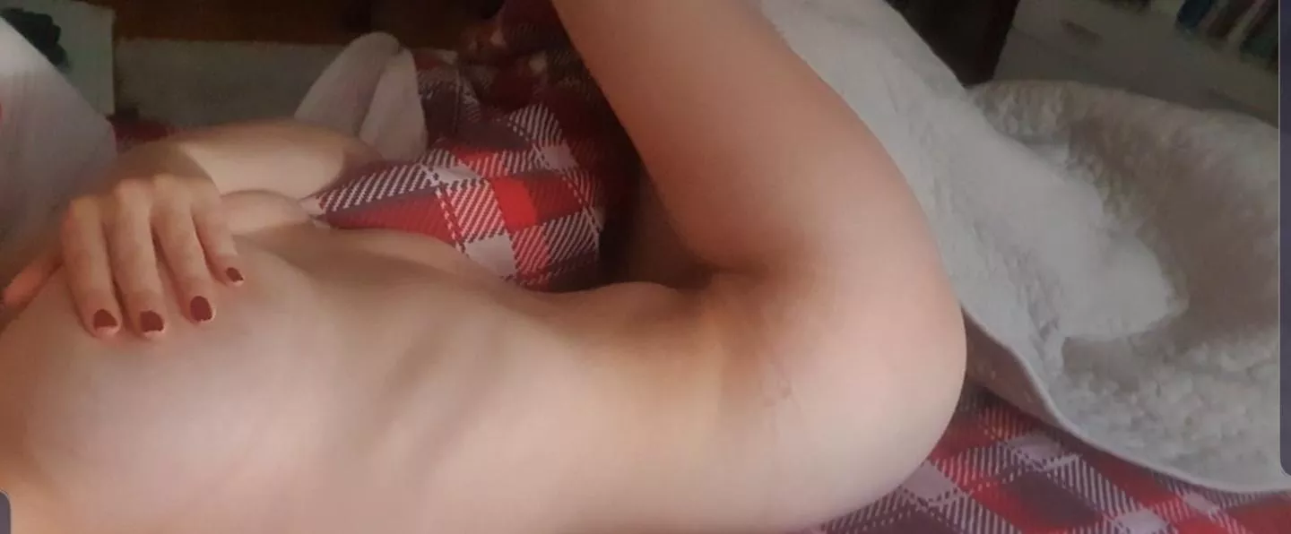 Join me on my bed 😉 FREE subscription, link in the comments Join me on my bed 😉 FREE subscription, link in the comments