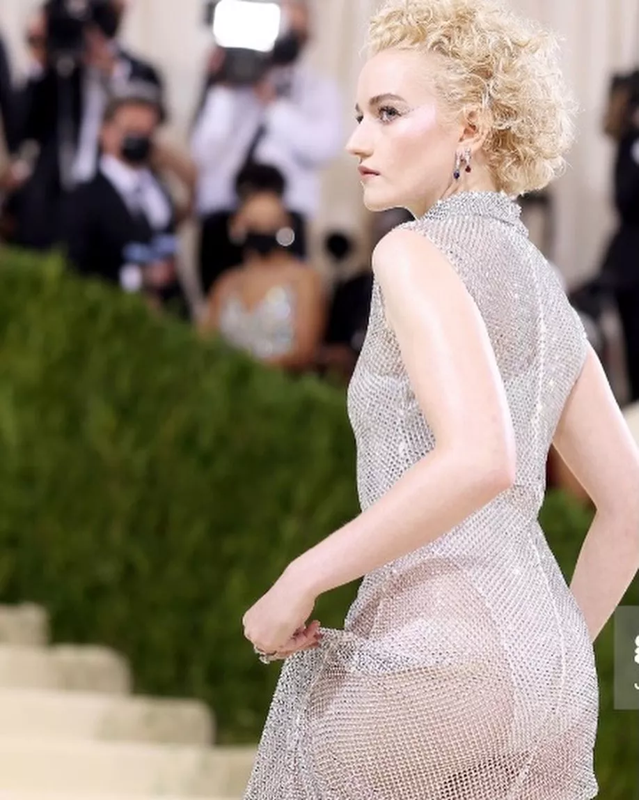 Julia Garner has a really nice tush