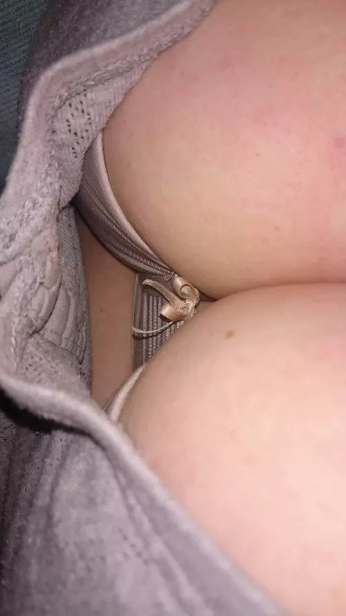 Just a 45yr old mom sat bored and horny. Would anyone like to put anything in my cleavage? Xx
