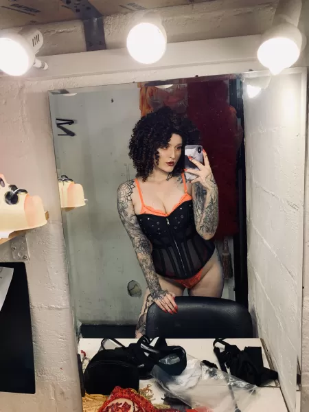 Just a black corset for my act π₯