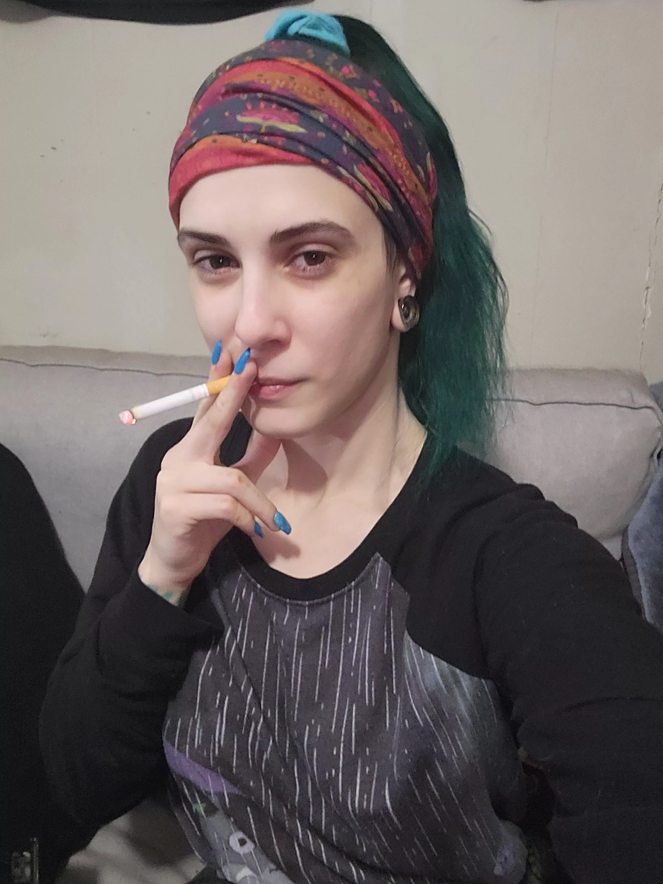 Just a cleaning day smoke break 🚬😋