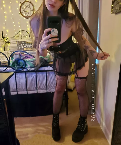 Just a domme that loves food and goth butts