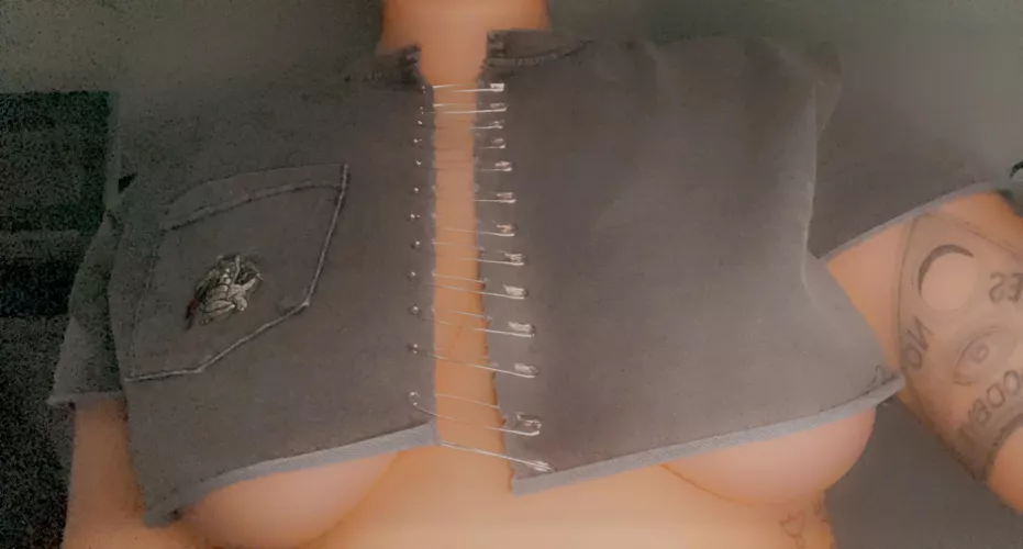 Just a horny curvy goth