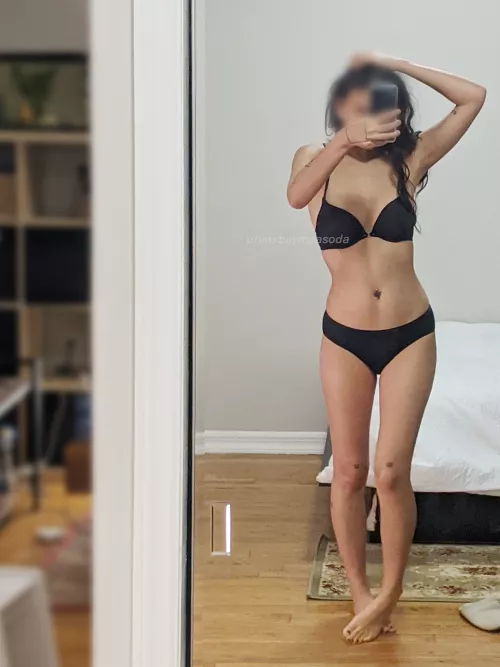 just a shy mirror selfie ☺️ what would you do if i texted you this asking you to come over? ❤️