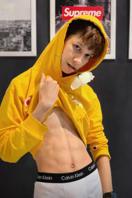 Just a twink on a yellow hoodie π