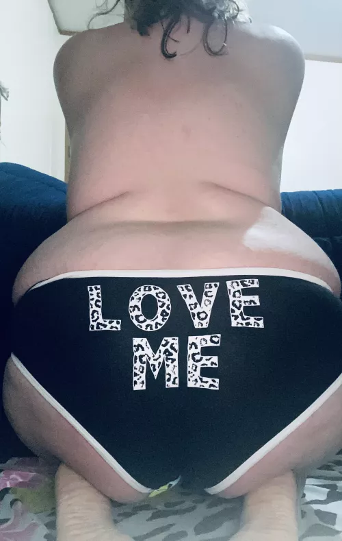 Just a woman with a whole lot of curve😋