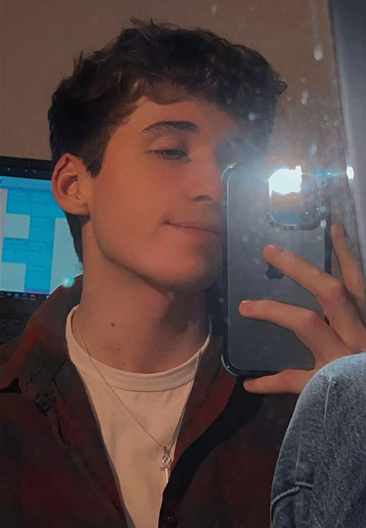 Just another dumb selfie 💀 but hi 🌞