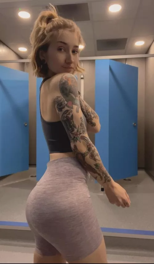 Just another gym changing room selfie 🥰