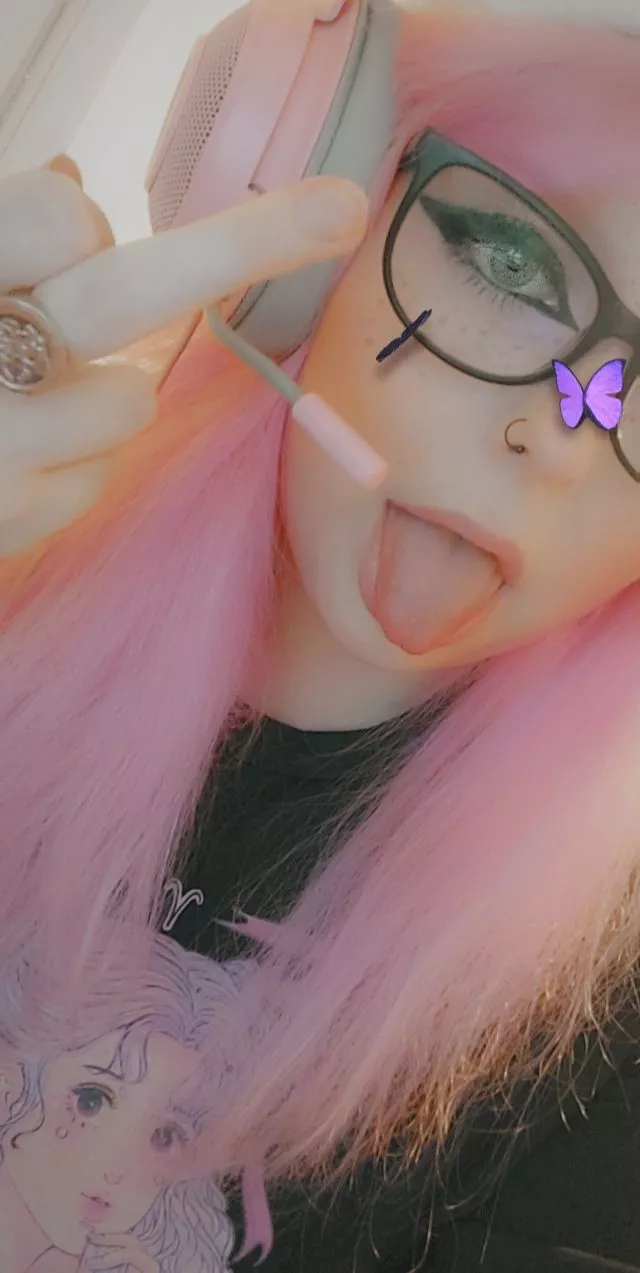 Just being a cute gamer, ya know, the usual.