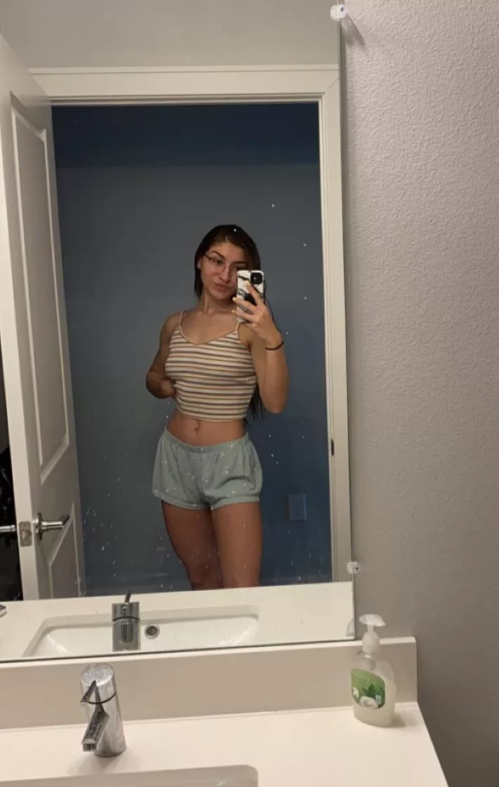 Just checking up my curve!😈💋