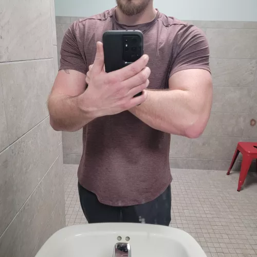 Just discovered this sub. I should train forearms more 😅