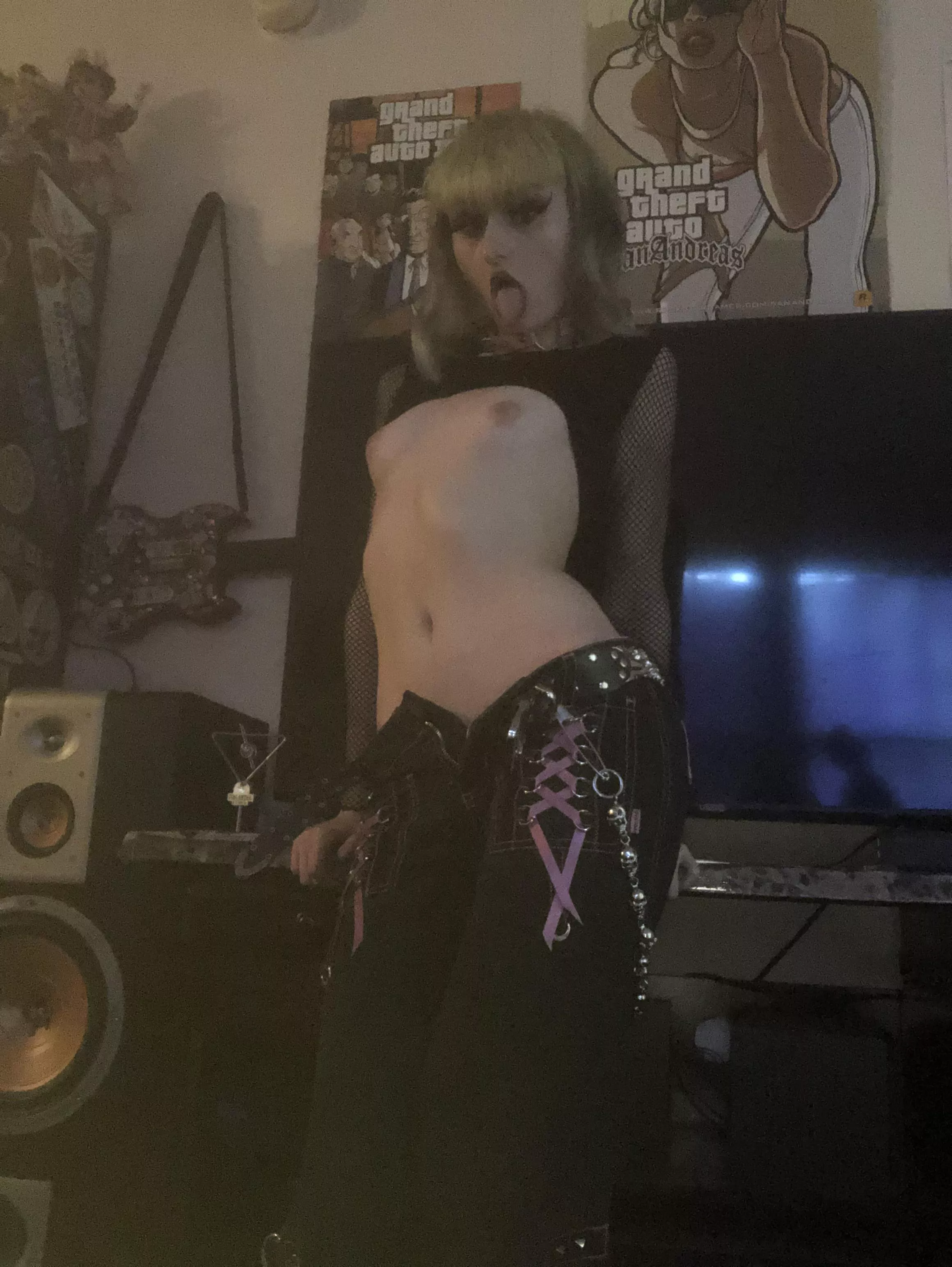 Just hanging up my posters and new guitar 💕