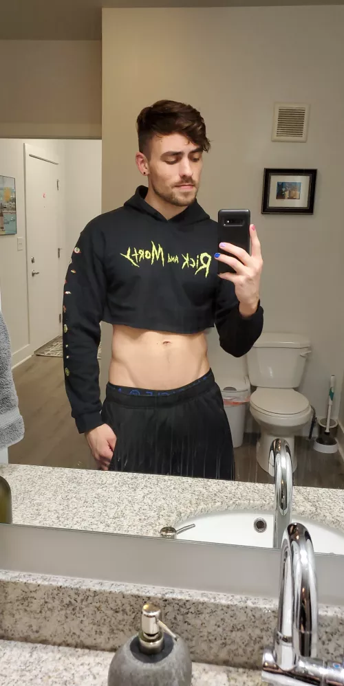 Just made my first crop top and am pretty happy with it 😊 A bit chilly for winter though