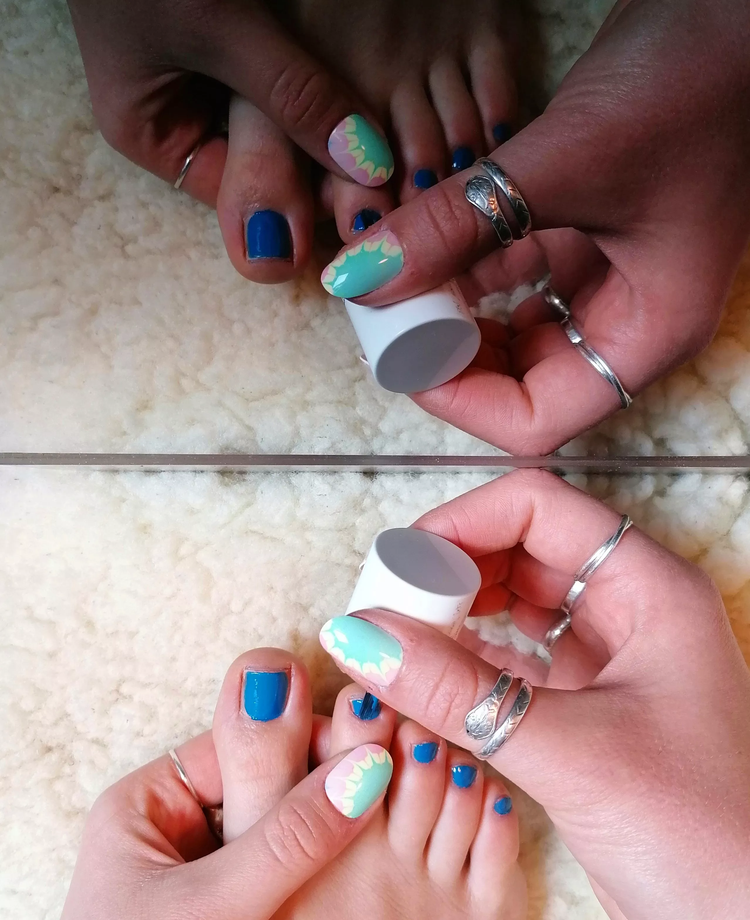 Just me putting on one of my favorite colors of nailpolish 😍 and I also filmed it 😚