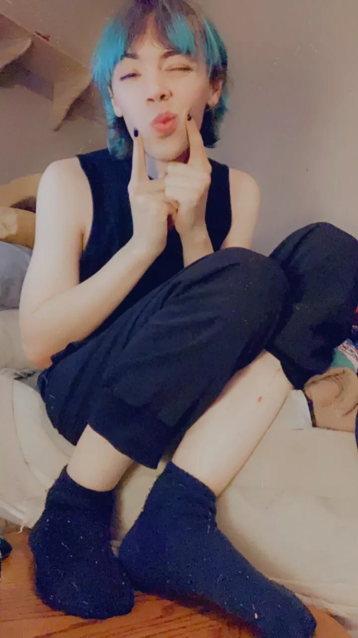 Just noticed I had a cut on my leg😡