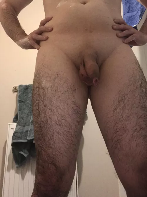 Just out of the shower here, after shaving (something I donβt do often enough!). Everything is quite average with me I guess π Bi M 29, 13st, 5β11