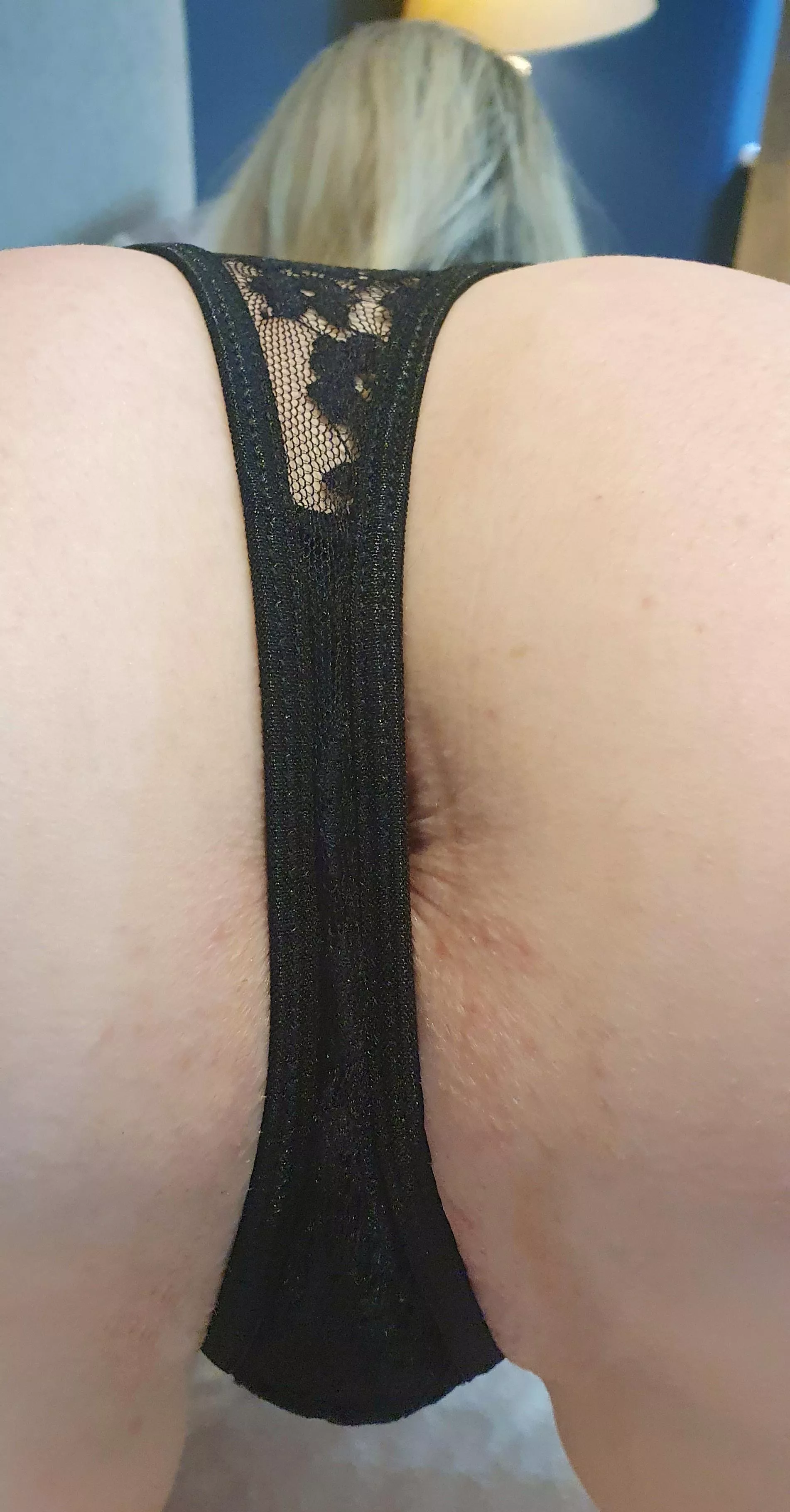 Just peeking through and ready to be eaten 🍑😈