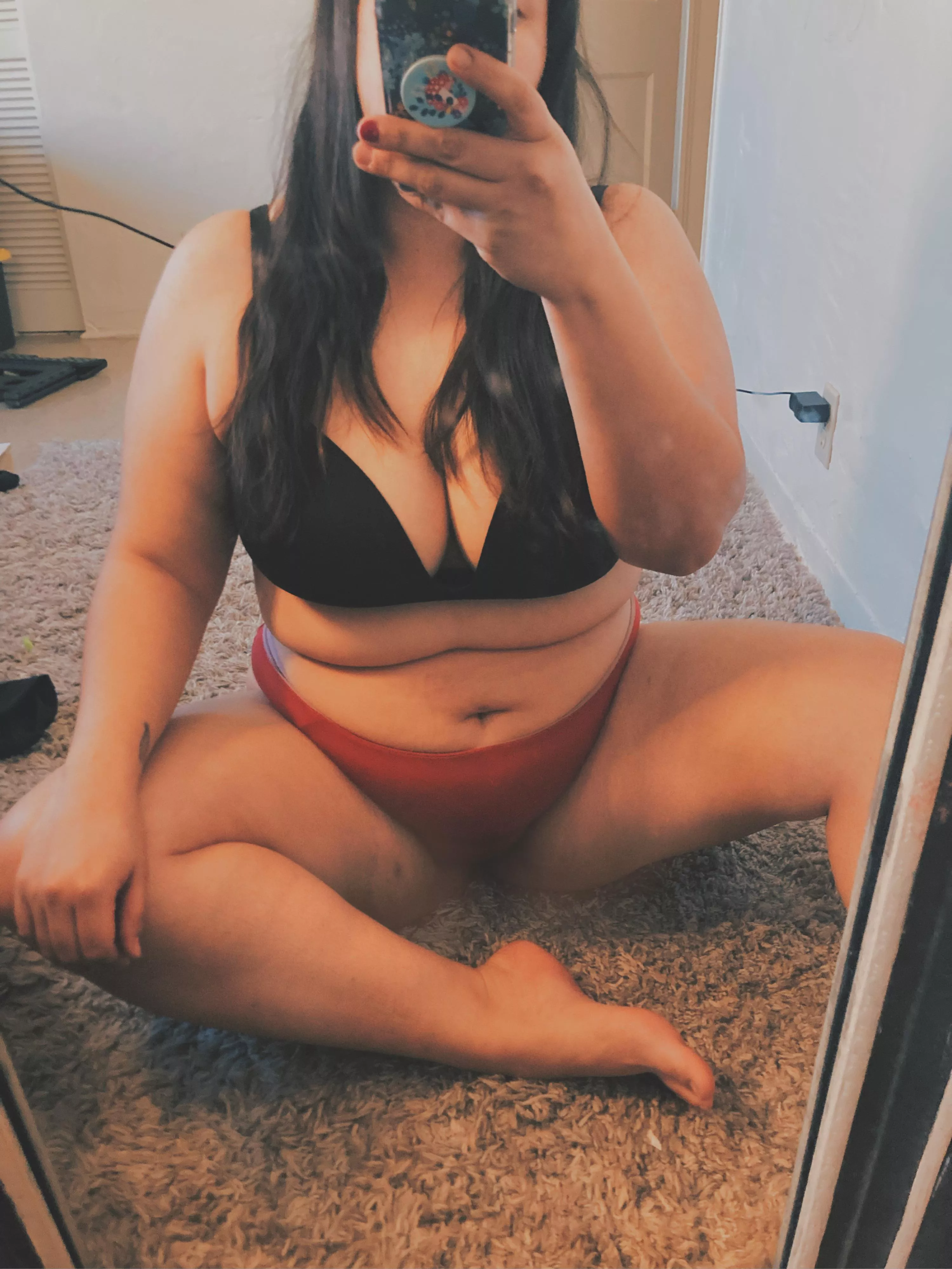 Just smoked a joint now getting ready to stretch my ears and something else 😘