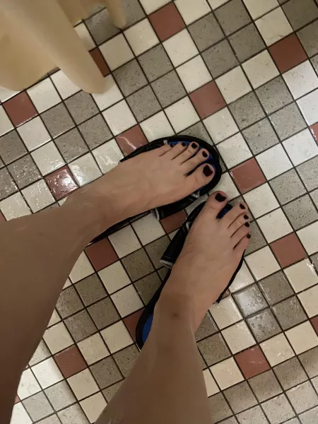 just took a shower, do you like wet feet? π€
