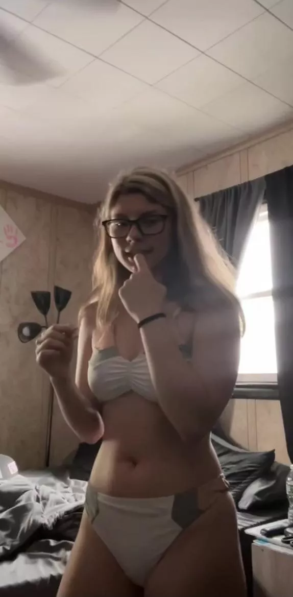 just turned 18 | who wanna cuddle 🥺❤️