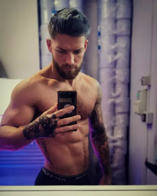 Just wanted to show off my new hand tattoo. Suppose my body ain't half bad either 🤷🏼♂️
